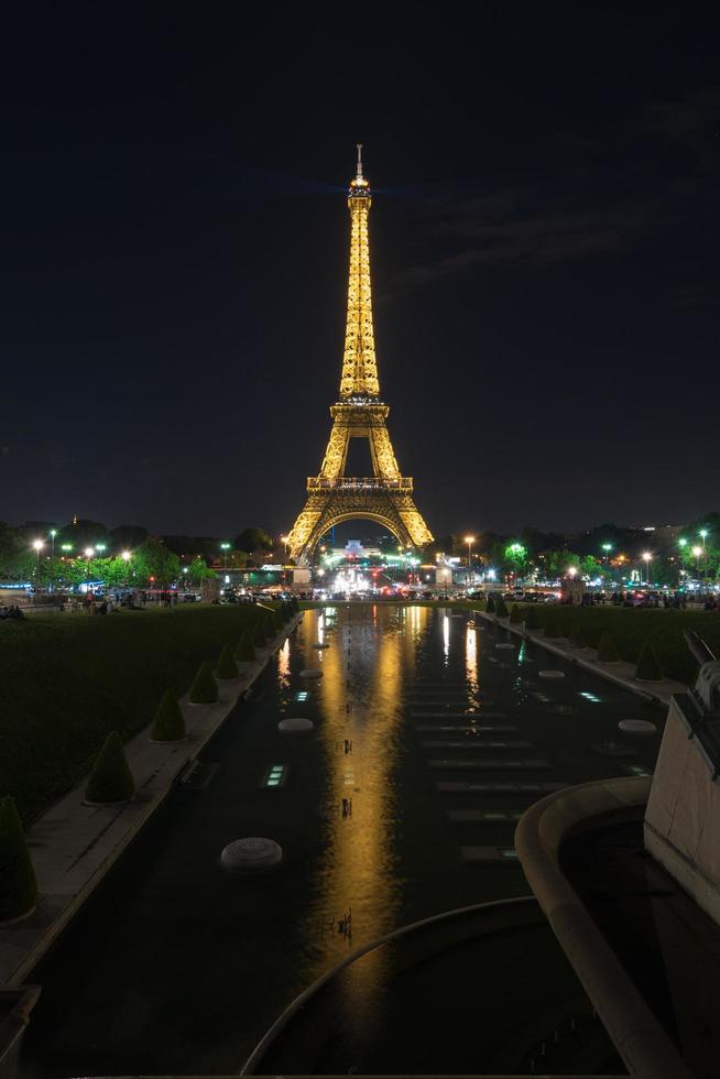 la torre eiffel, una torre de celosía de hierro forjado en el campo de marte en parís, francia, 2022 foto