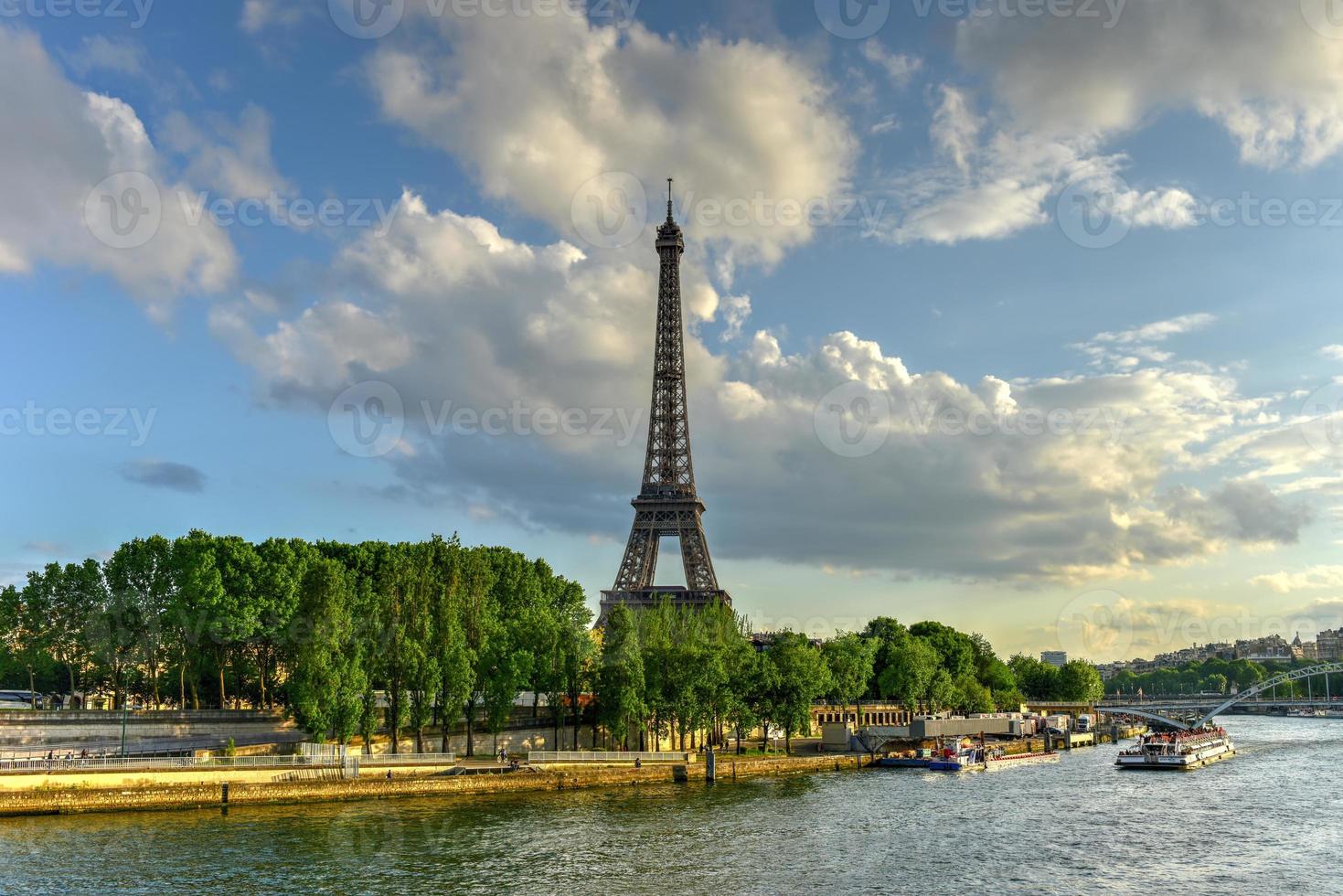 la torre eiffel, una torre de celosía de hierro forjado en el campo de marte en parís, francia. foto