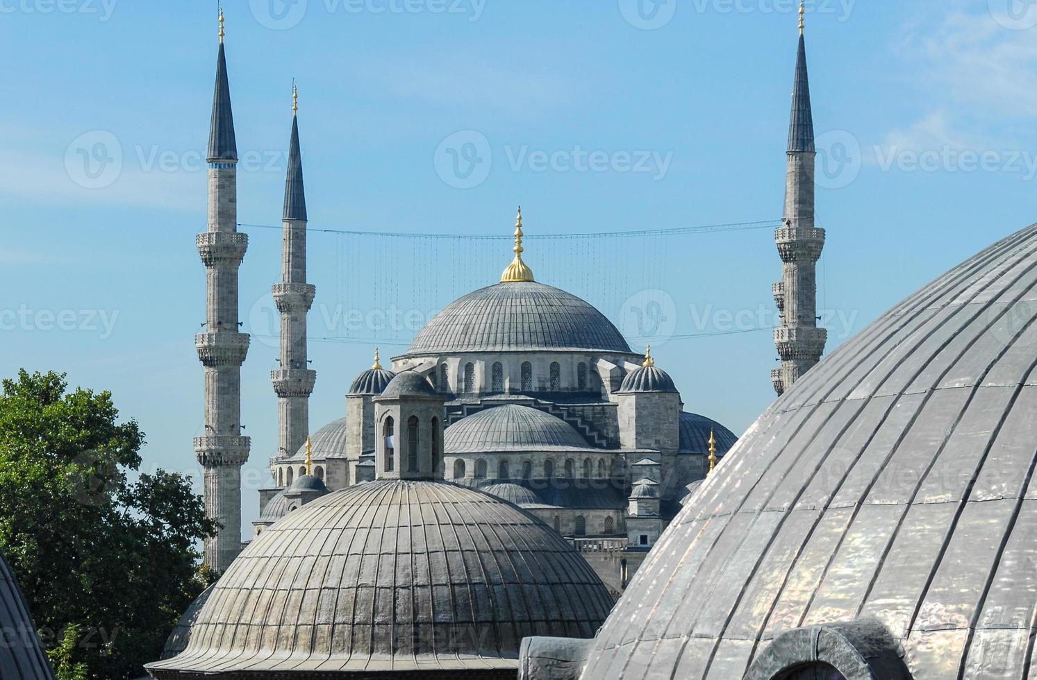 mezquita azul como se ve desde hagia sophia foto