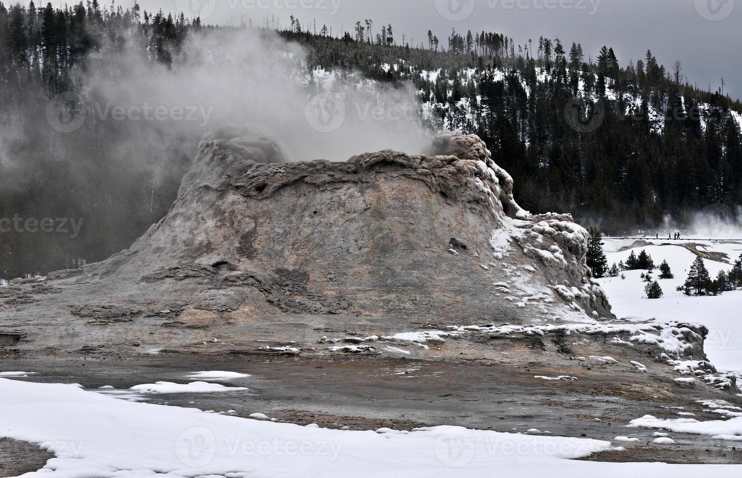 géiser en el parque nacional de yellowstone foto