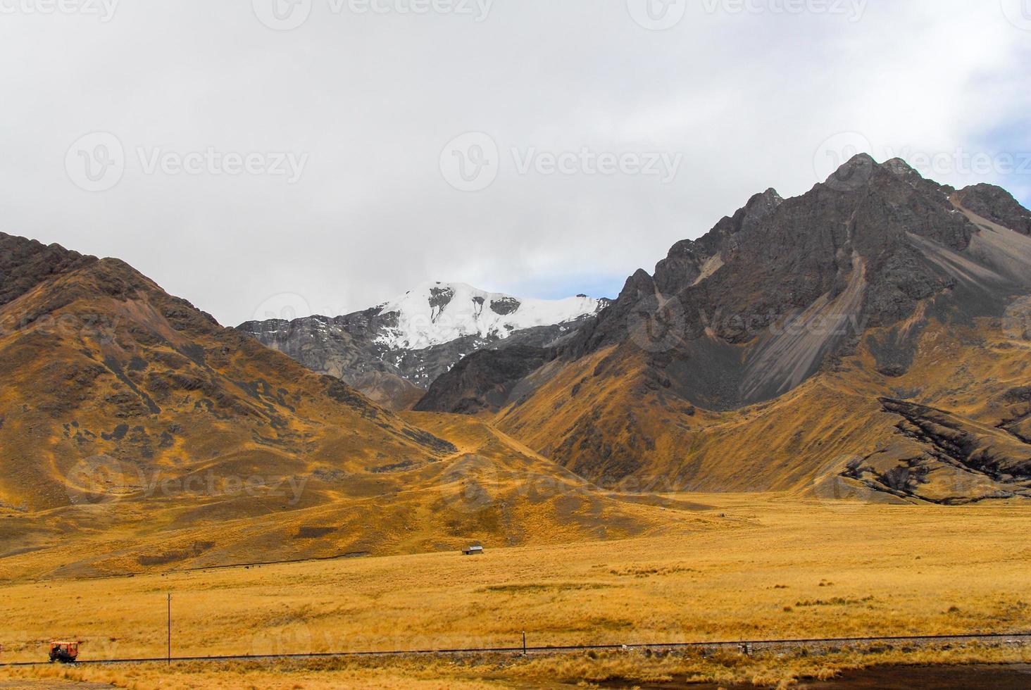 vista a lo largo de la carretera cusco-puno, perú foto