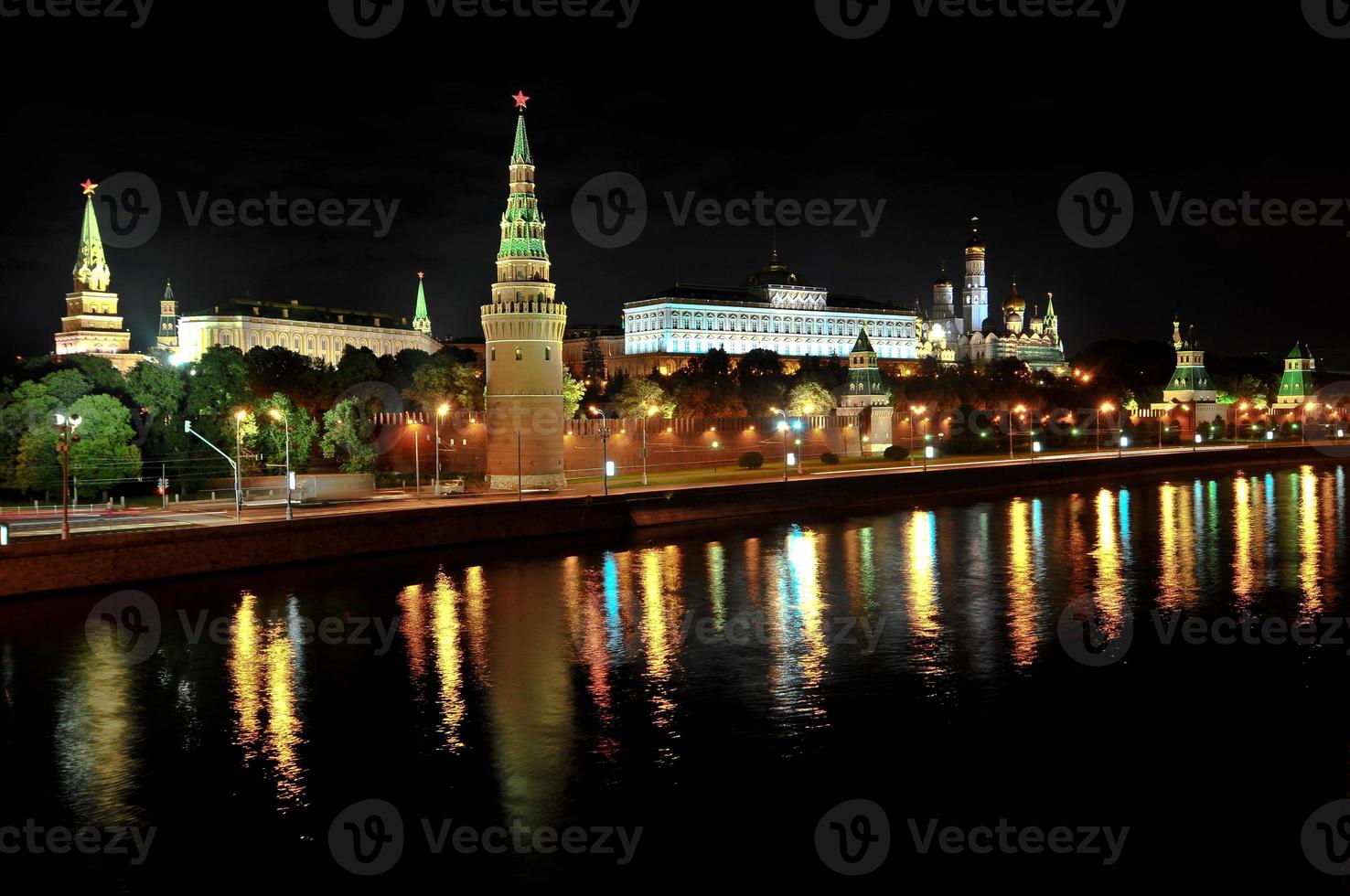 kremlin de moscú de noche foto