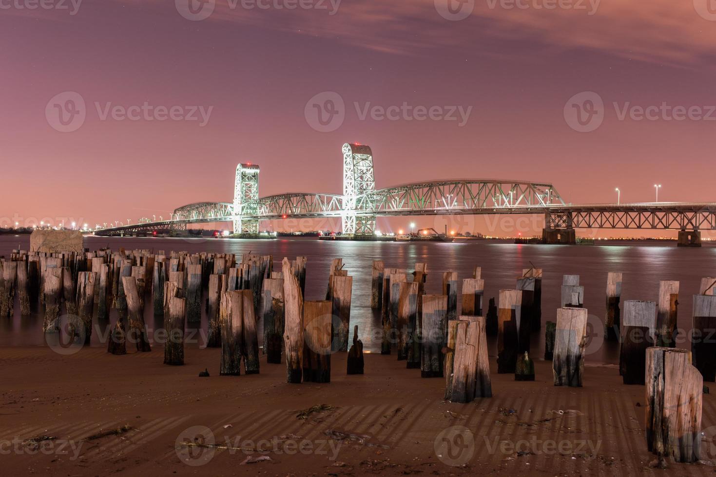 puente conmemorativo de marine parkway-gil hodges en la noche foto