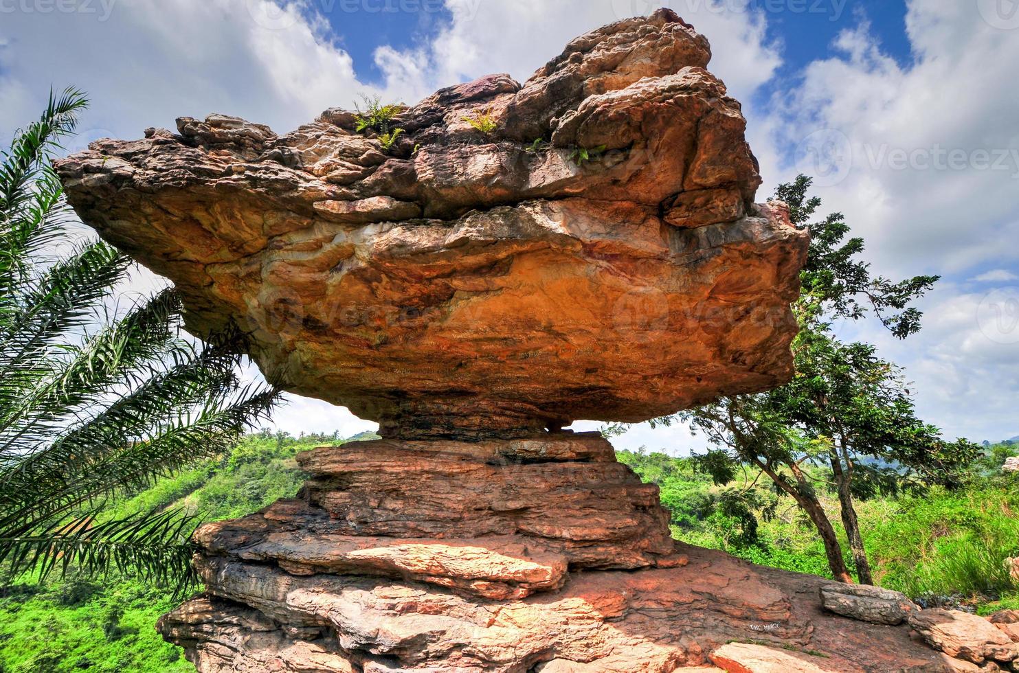 roca paraguas en el distrito de yilo krobo, en las afueras de accra, ghana foto