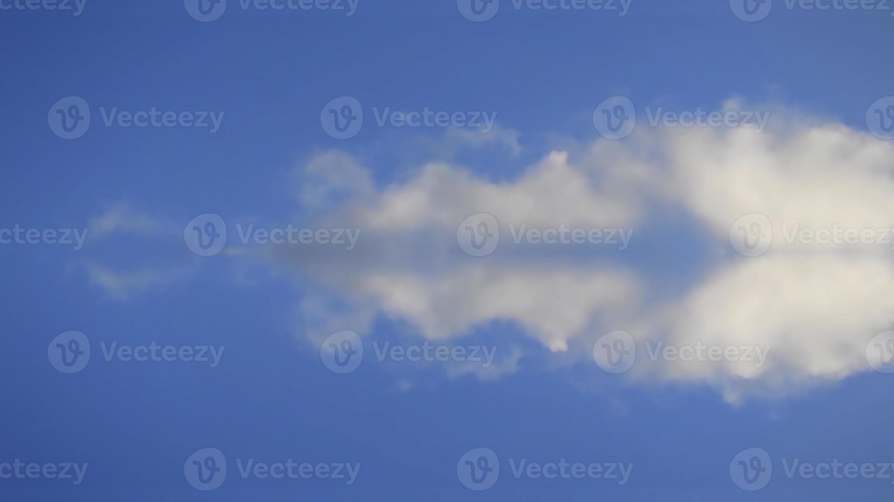 espesas nubes en un cielo azul foto