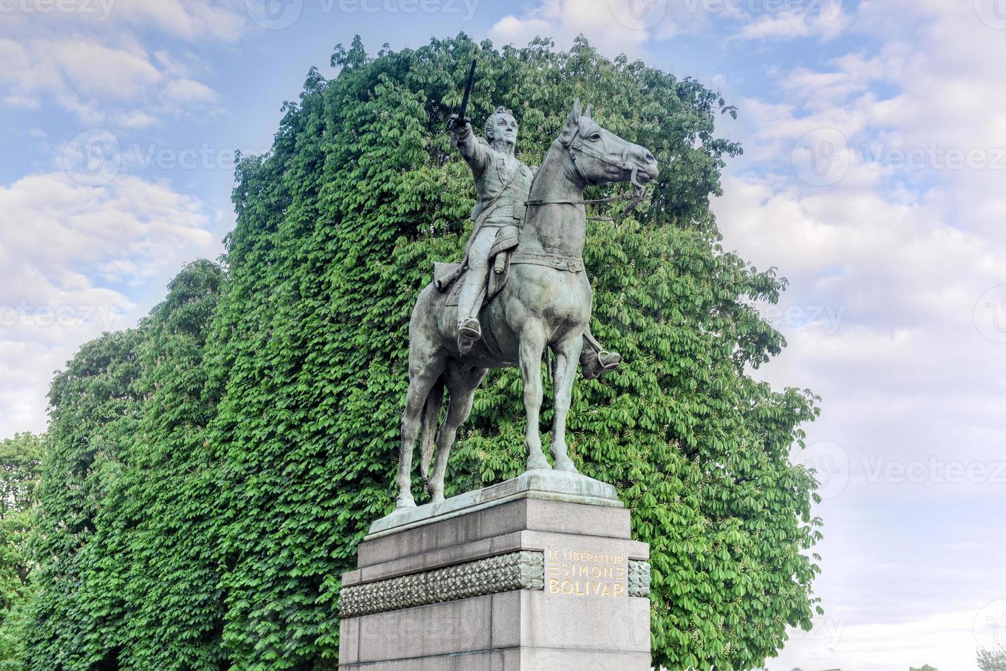 monumento a simón bolívar, líder político sudamericano, en parís, francia foto