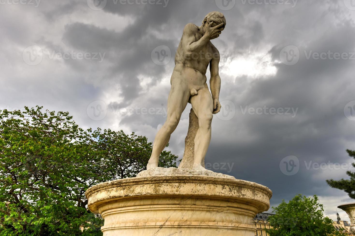 estatua en el jardín de las tullerías en parís, francia. es uno de los lugares más antiguos y populares del centro de parís en el distrito 1, en la orilla derecha del sena. foto