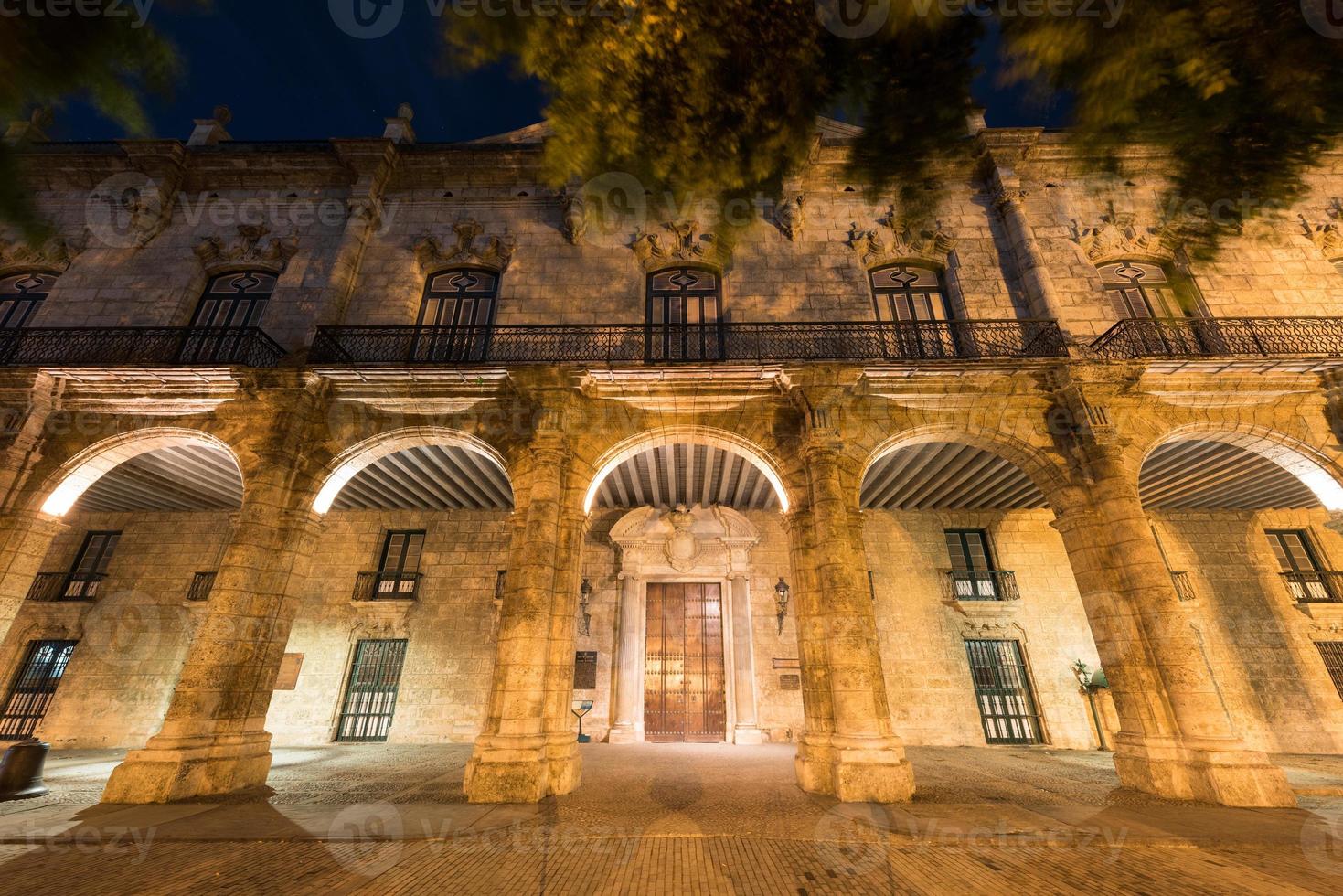 palacio de los capitanes generales en la plaza de armas en la habana vieja en la noche. es la antigua residencia oficial de los gobernadores de la habana, cuba. foto