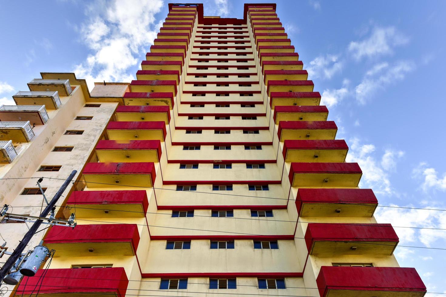un típico edificio de apartamentos en el distrito de vedado de la habana, cuba, 2022 foto