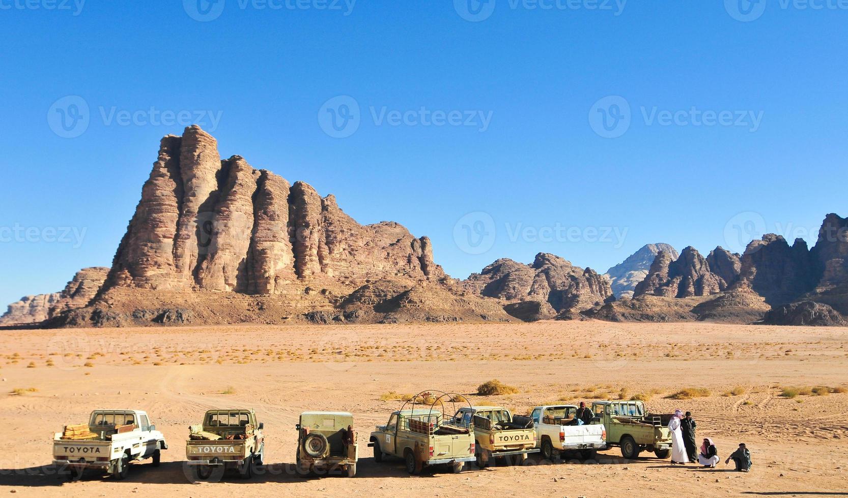 los siete pilares de la sabiduría en wadi rum, jordania foto