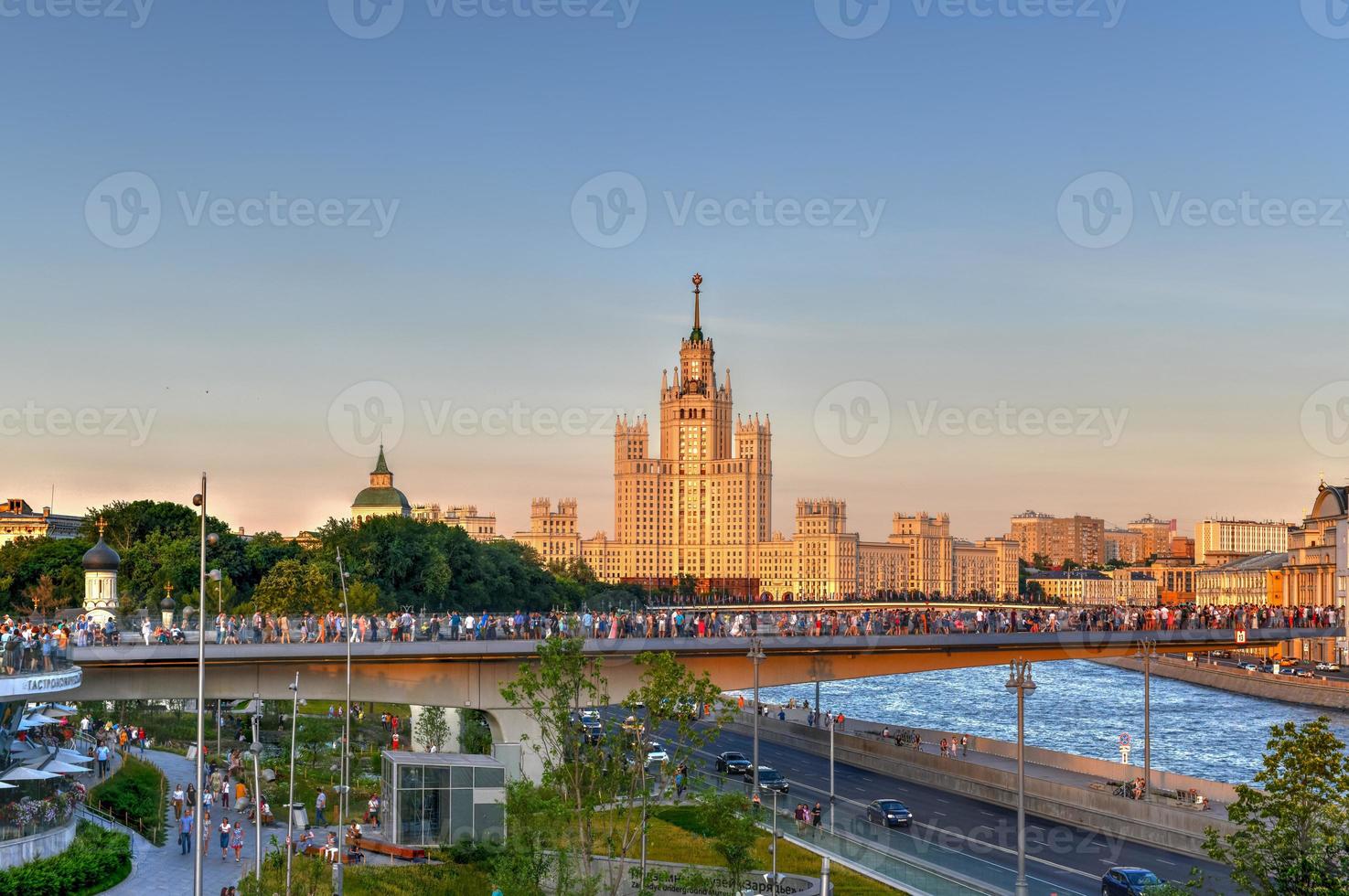 Moscú, Rusia - 23 de junio de 2018 - edificio de terraplén kotelnicheskaya, un edificio de apartamentos. uno de los siete rascacielos estalinistas, también llamados las siete hermanas. foto