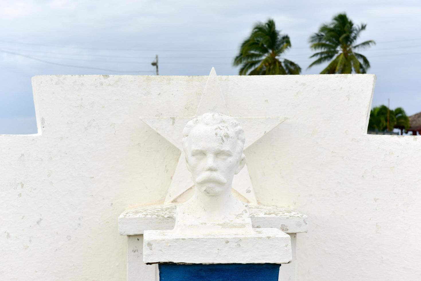 monumento a jose de marti en puerto de esperanza, cuba, 2022 foto