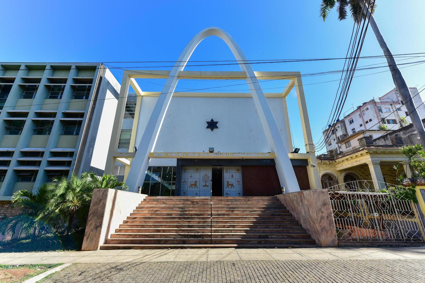 templo beth shalom, construido en 1952, es una sinagoga ubicada en el barrio vedado del centro de la habana, cuba, 2022 foto