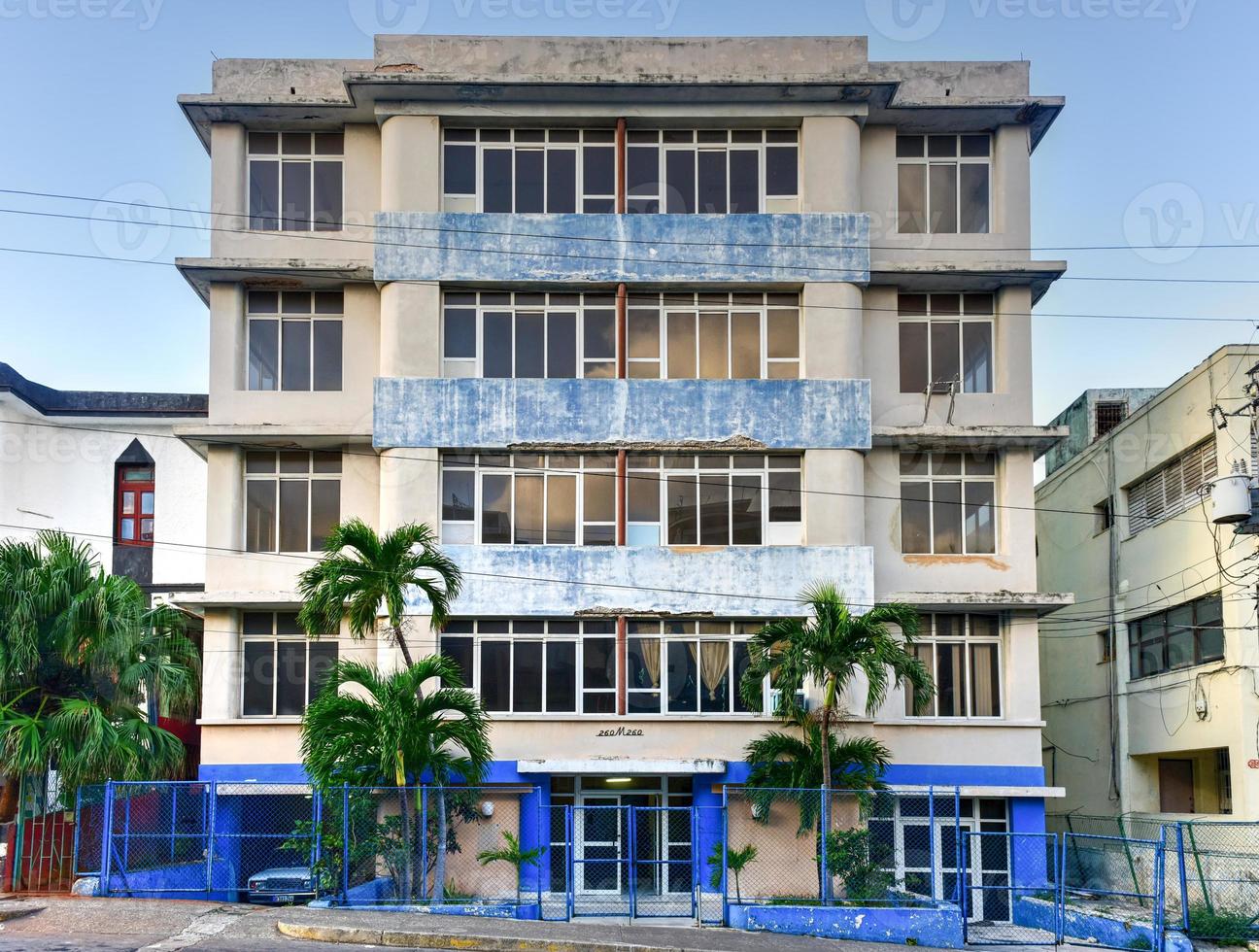 un típico edificio de apartamentos en el barrio del vedado de la habana, cuba. foto