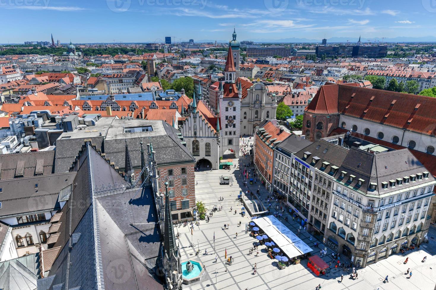 munich, alemania - 6 de julio de 2021 - vista aérea del ayuntamiento de marienplatz y frauenkirche en munich, alemania foto