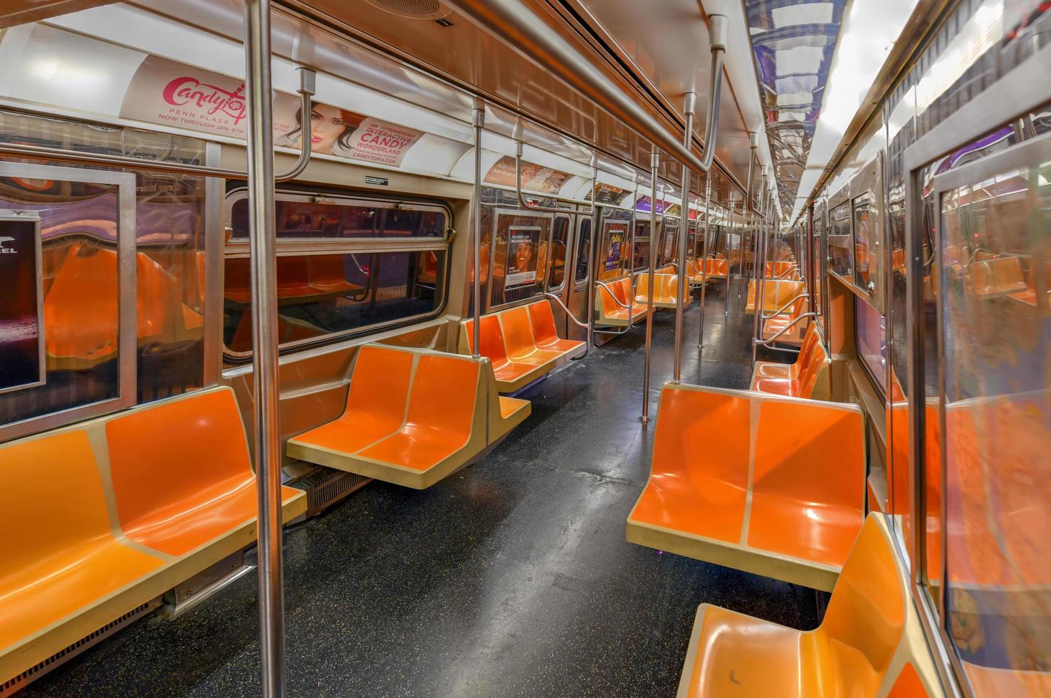 ciudad de nueva york - 8 de diciembre de 2018 - vagón de tren vacío en el sistema de tránsito de la ciudad de nueva york. foto