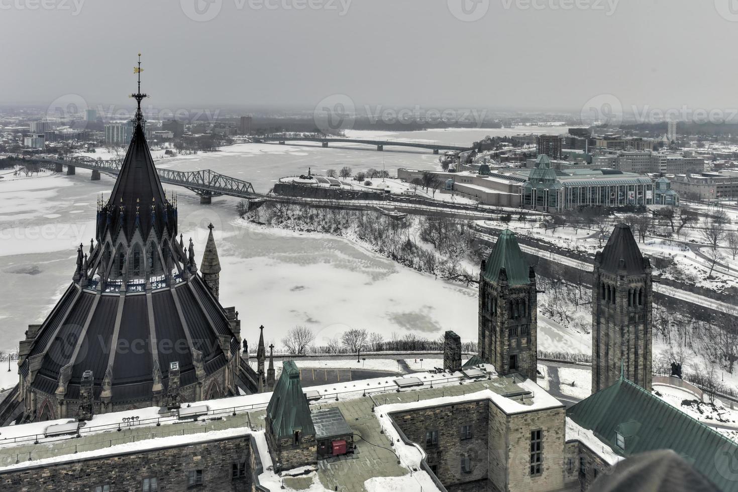 biblioteca del parlamento en la colina del parlamento en ottawa, ontario. foto