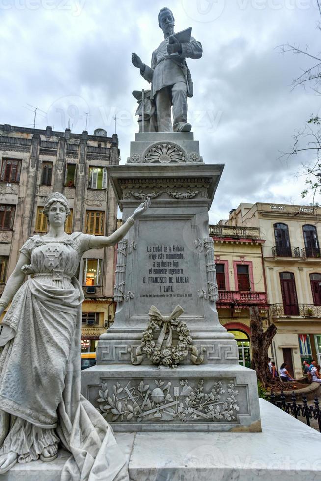 estatua de francisco de albear por jose vilalta saavedra en la habana, cuba foto