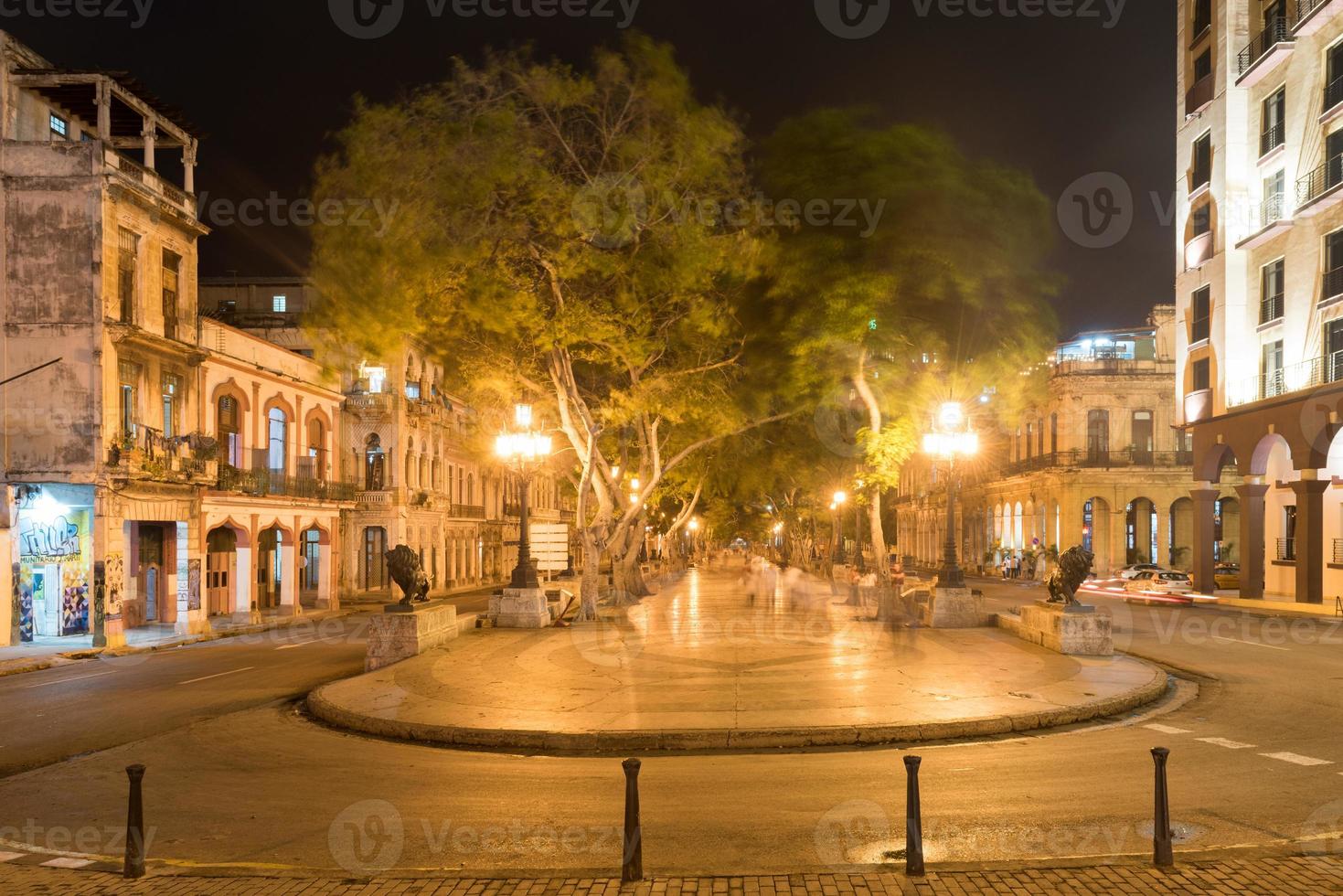 el amplio boulevard paseo del prado en la habana, cuba por la noche. foto