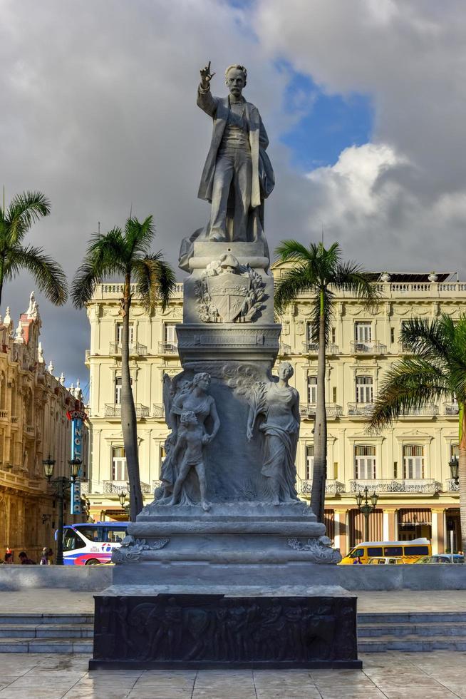 el parque central de la habana con el monumento a jose marti, 2022 foto