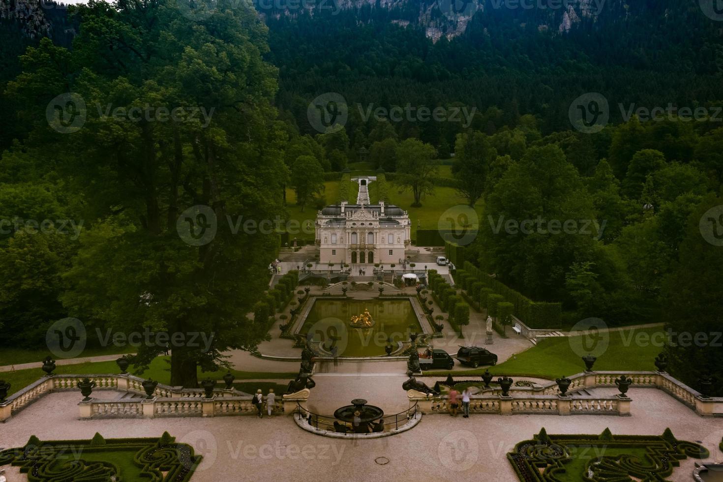 ettal, alemania - 5 de julio de 2021 - palacio de linderhof en baviera, alemania, uno de los castillos del ex rey ludwig ii. foto