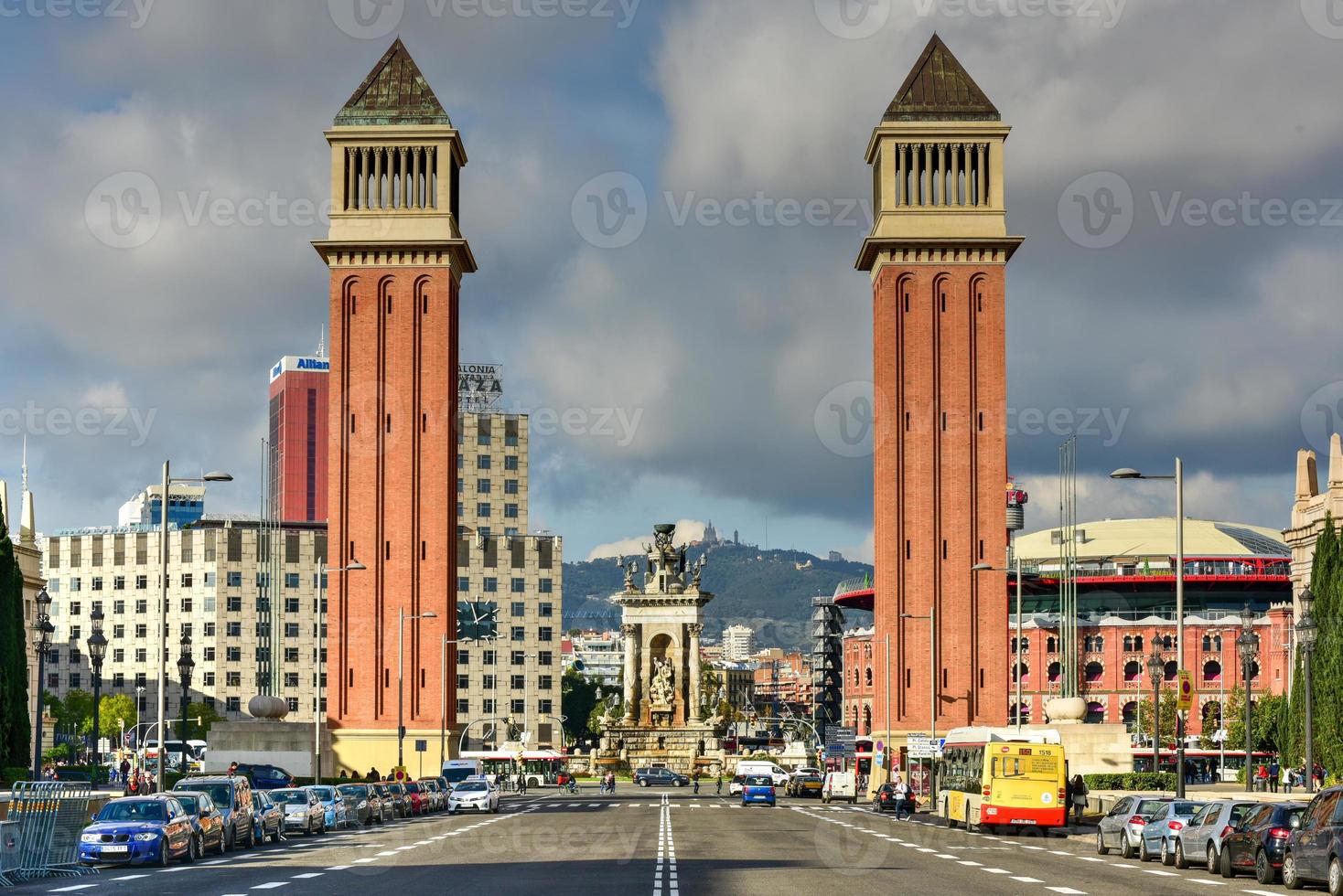 torre veneciana en la plaza de espanya en barcelona, españa. foto