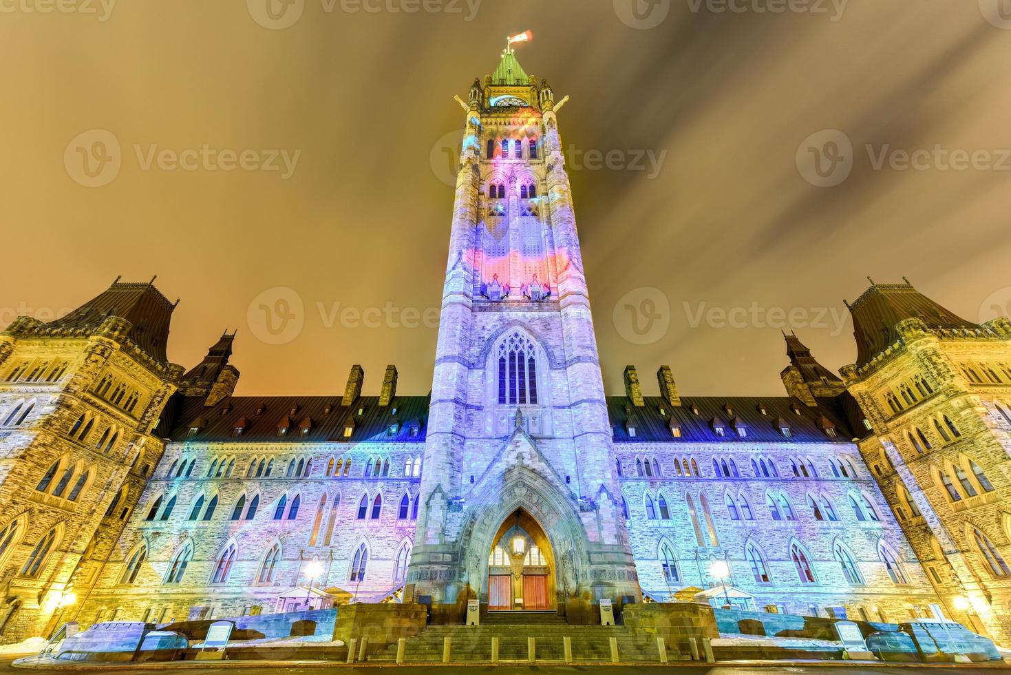 espectáculo de luces de vacaciones de invierno proyectado por la noche en la casa del parlamento canadiense para celebrar el 150 aniversario de la confederación de canadá en ottawa, canadá. foto