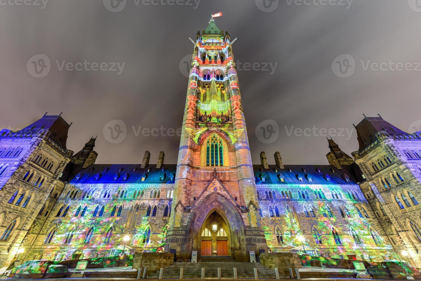 espectáculo de luces de vacaciones de invierno proyectado por la noche en la casa del parlamento canadiense para celebrar el 150 aniversario de la confederación de canadá en ottawa, canadá. foto