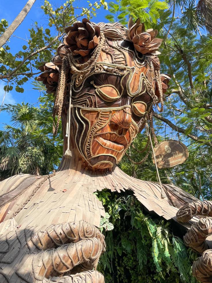 tulum, méxico - 27 de mayo de 2021 - puerta de entrada con forma humana a la entrada del hotel ahau tulum. foto