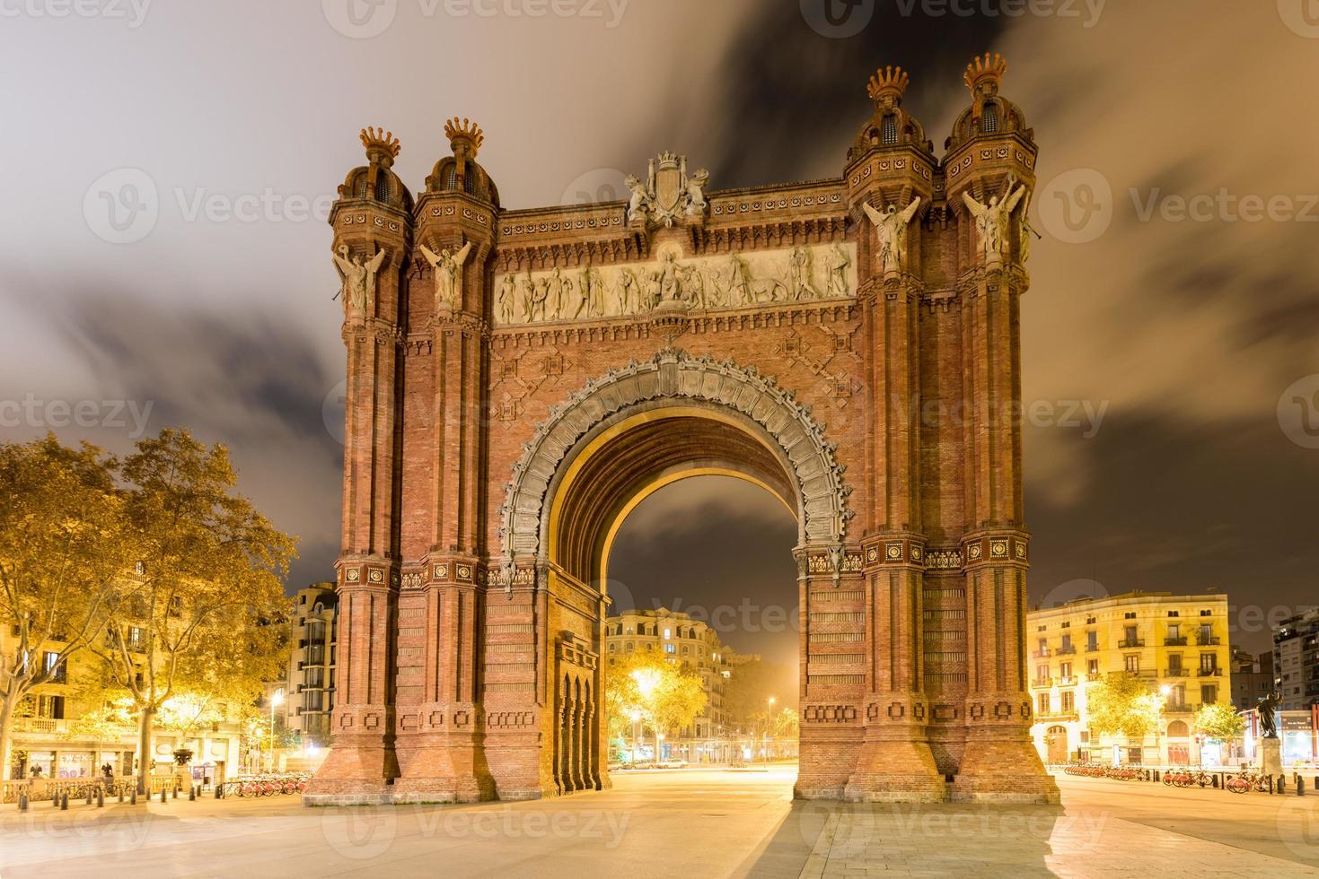 el arc de triomf en la noche en barcelona, españa. foto