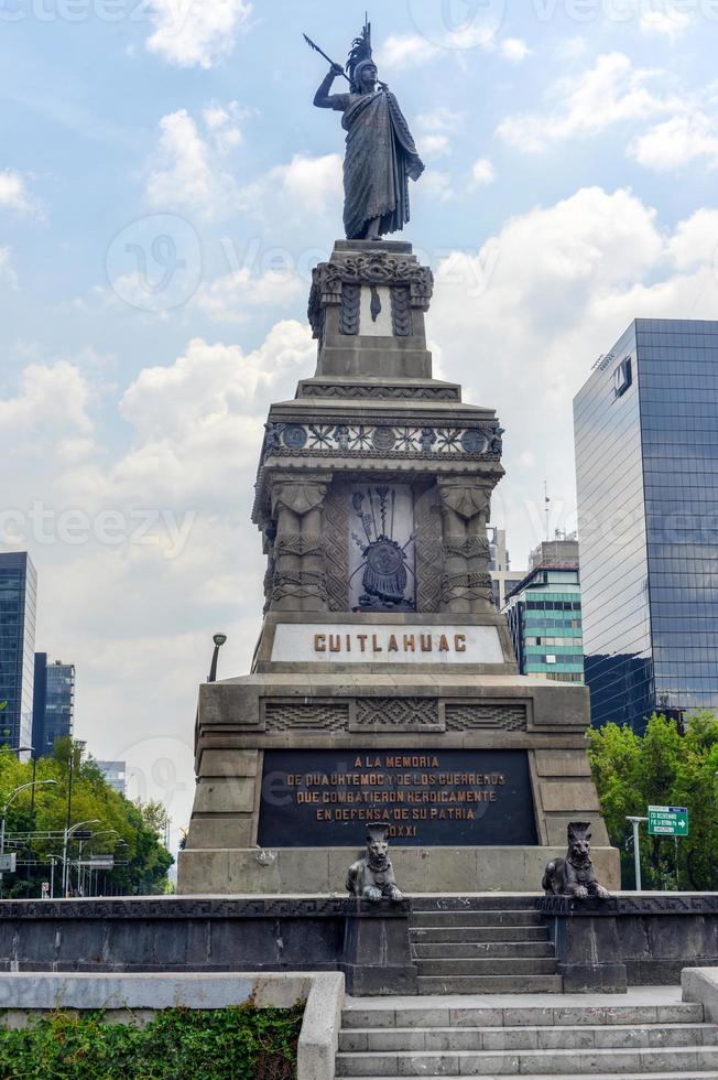 monumento a cuitlahuac a lo largo del paseo de la reforma. cuitláhuac fue el líder de la ciudad azteca de tenochtitlán durante la conquista española. foto