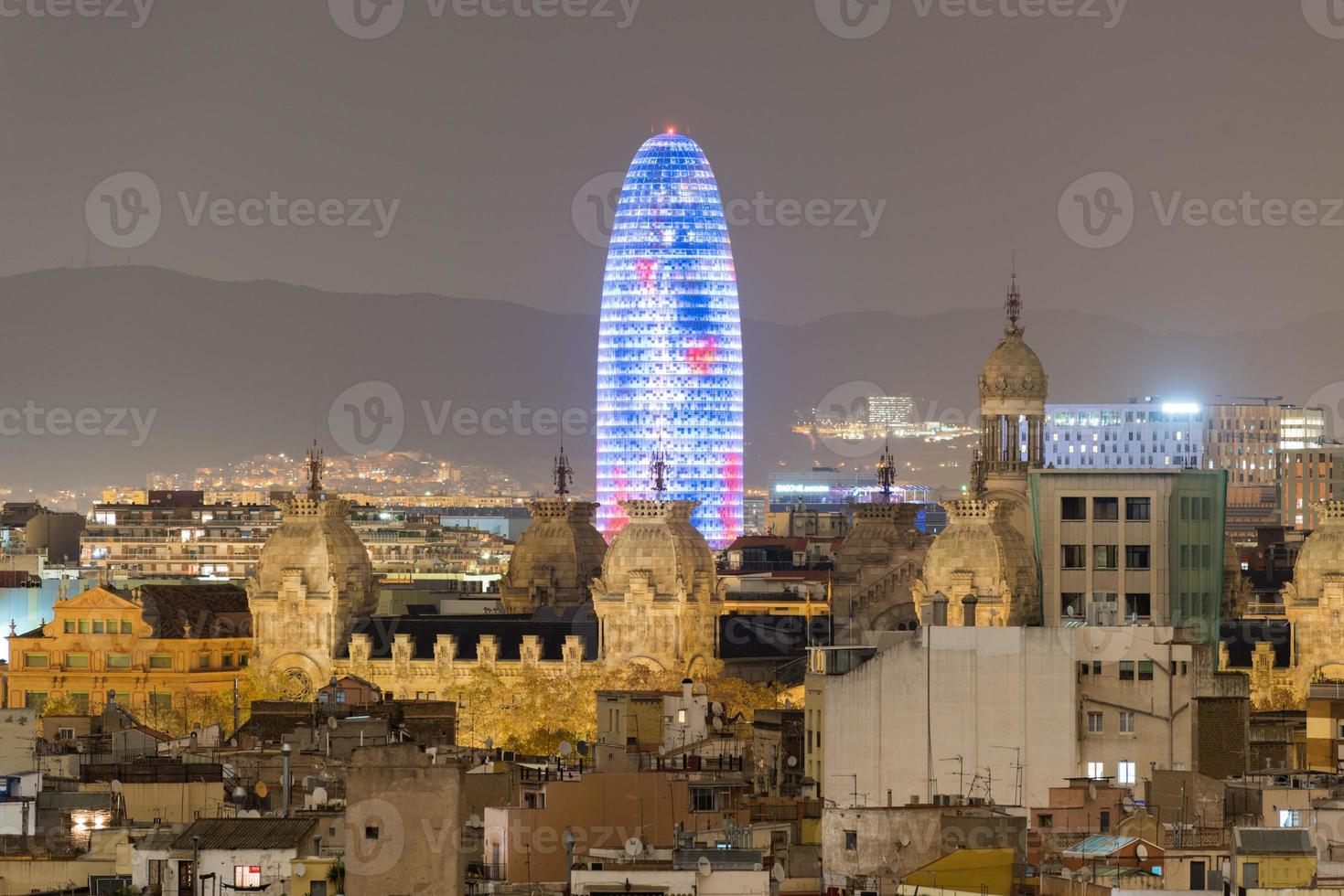 horizonte de barcelona por la noche en cataluña, españa. foto