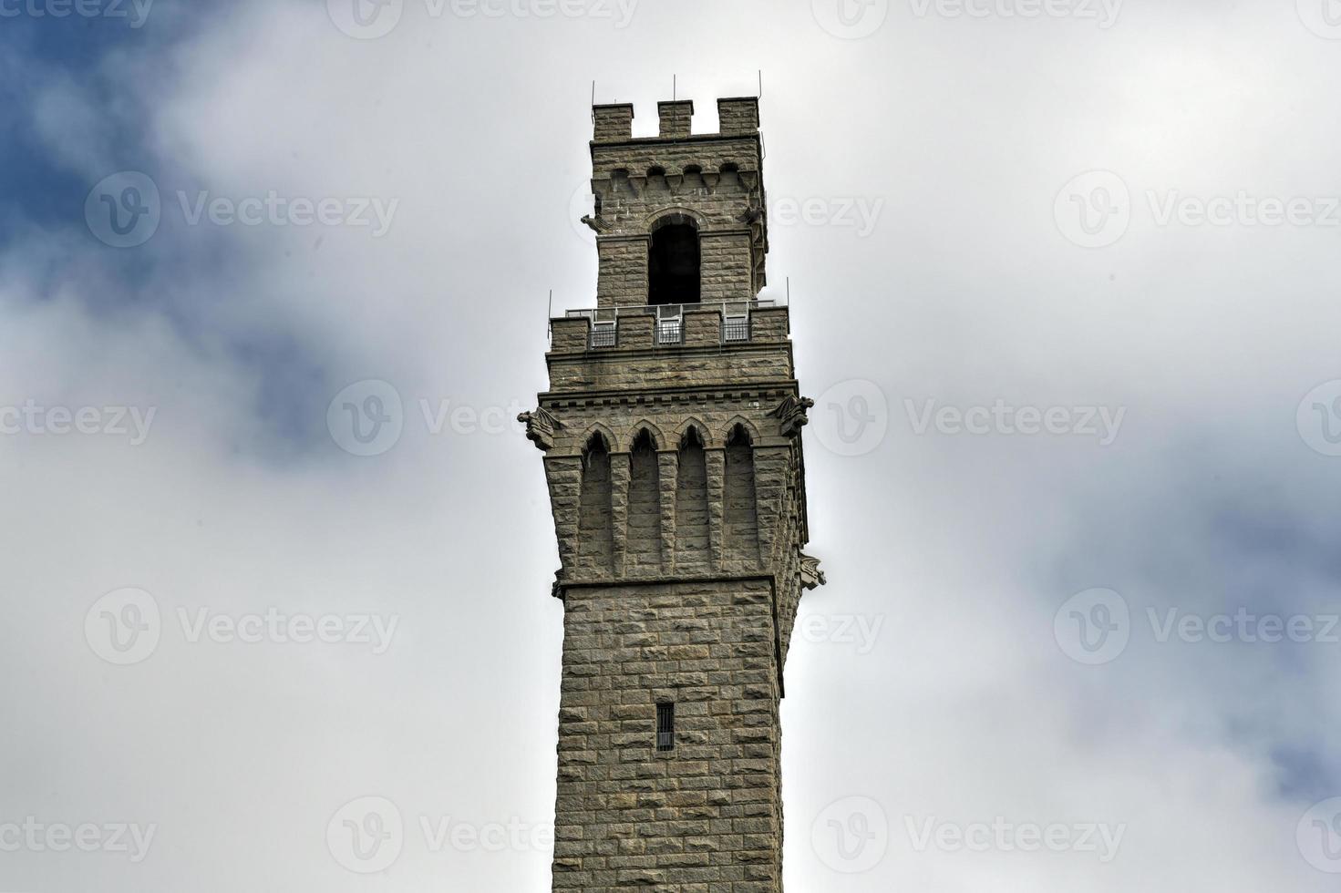 Monumento al peregrino en Provincetown, Massachusetts, para conmemorar la primera llegada a tierra de los peregrinos en 1620 y la firma del acuerdo Mayflower en el puerto de Provincetown. foto