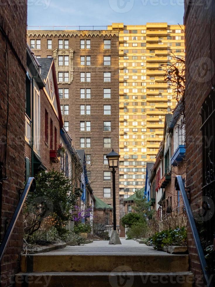 pomander walk, un complejo de apartamentos cooperativo en manhattan, ciudad de nueva york, ubicado en el lado oeste superior entre broadway y avenida west end en la ciudad de nueva york. foto