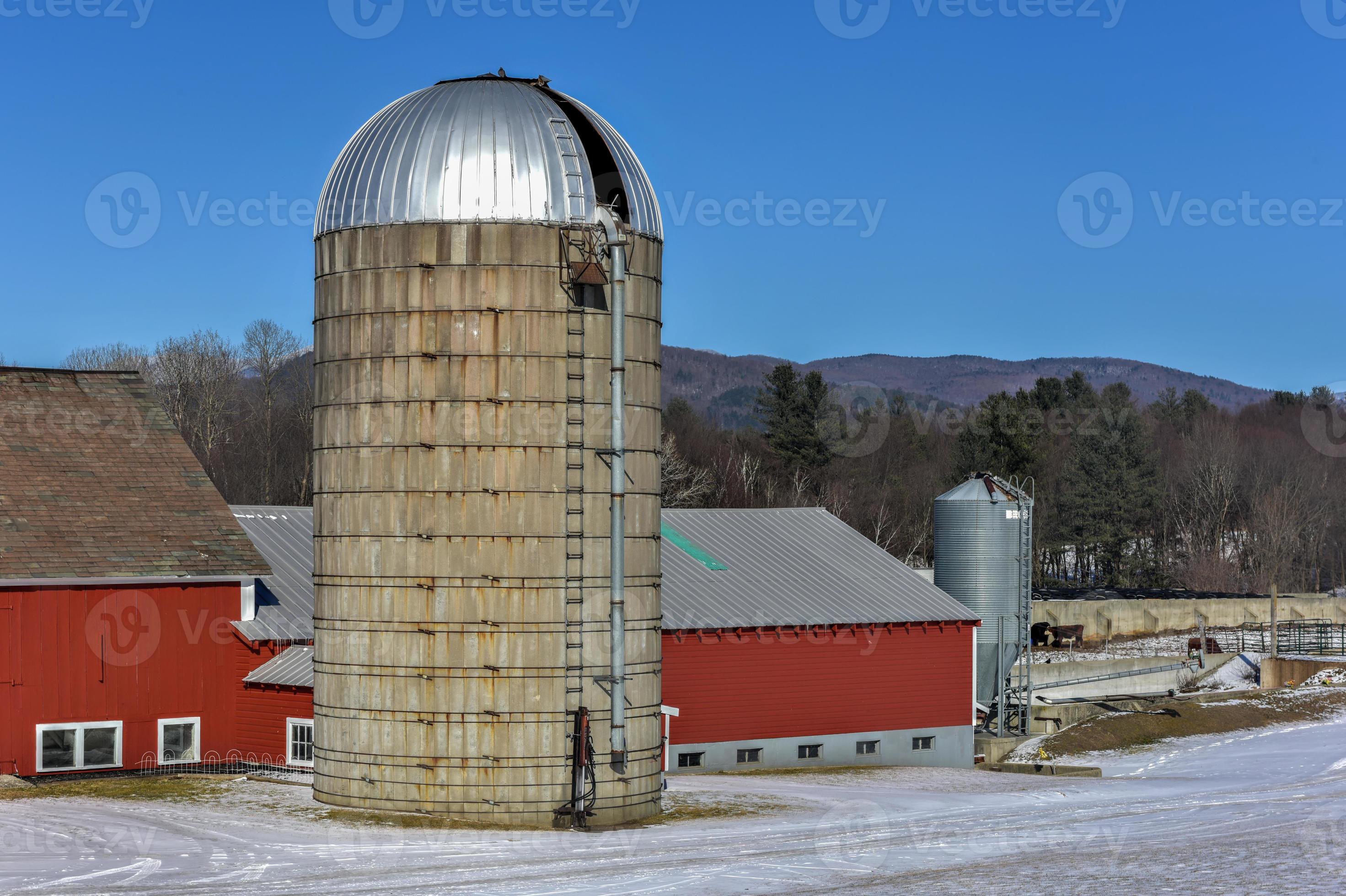 Grain Store Building on a farm in Vermont in the winter. 16677053 Stock