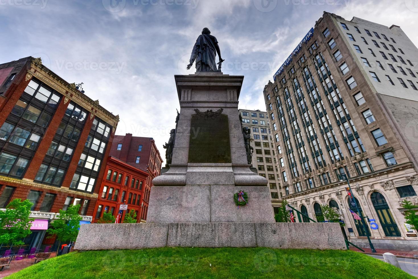 el monumento a los soldados y marineros de portland ubicado en el centro de la plaza del monumento, en el antiguo sitio del ayuntamiento de portland de 1825, 2022 foto