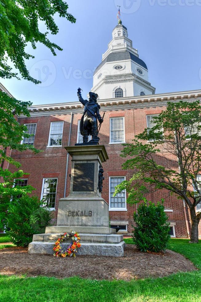 estatua del barón johann dekalb antes del edificio de la capital del estado de maryland en annapolis, maryland, en la tarde de verano. es el capitolio estatal más antiguo en uso legislativo continuo, que data de 1772. foto