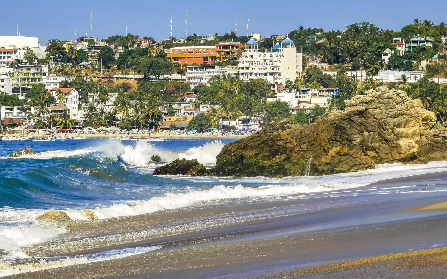 puerto escondido oaxaca mexico 2022 grandes olas y rocas para surfistas en la playa puerto escondido mexico. foto