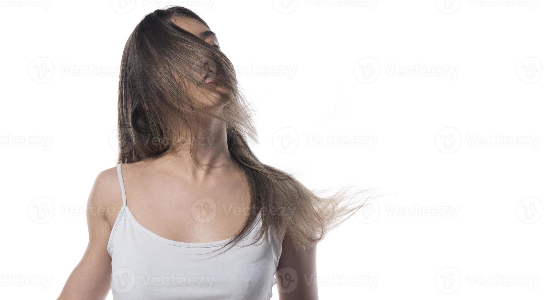 retrato de la joven con el pelo volador. aislado foto
