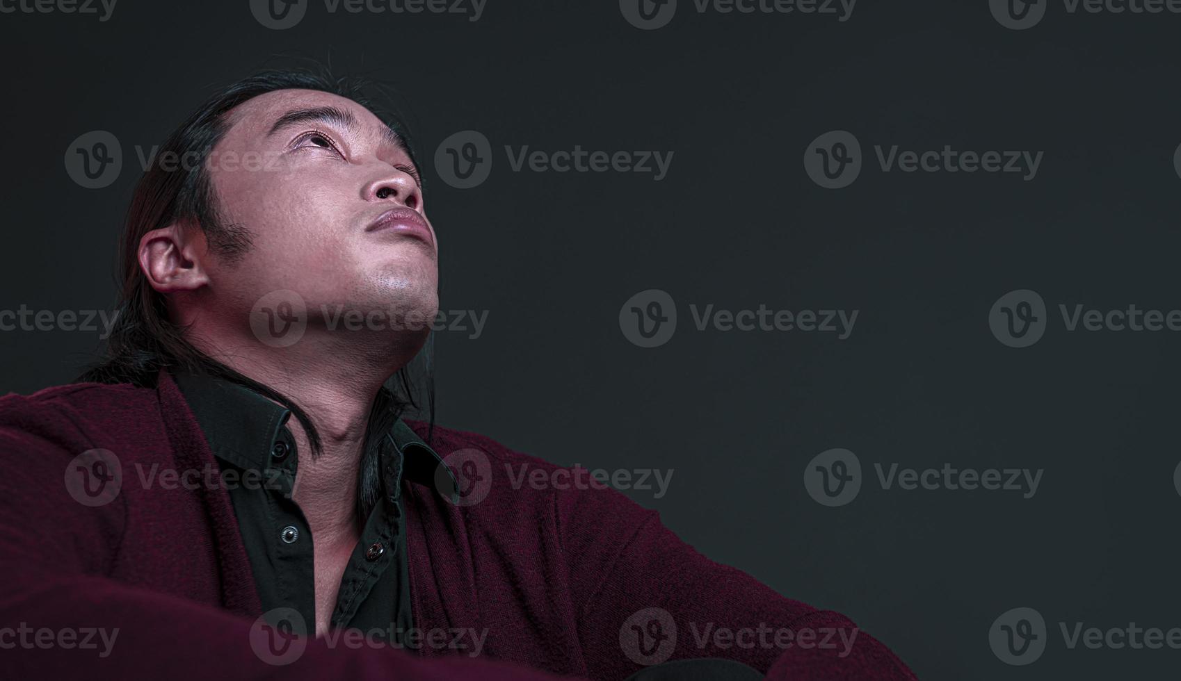 Guapo hombre asiático de moda posando en el estudio sobre fondo negro, concepto de estilo de vida de la gente moderna foto