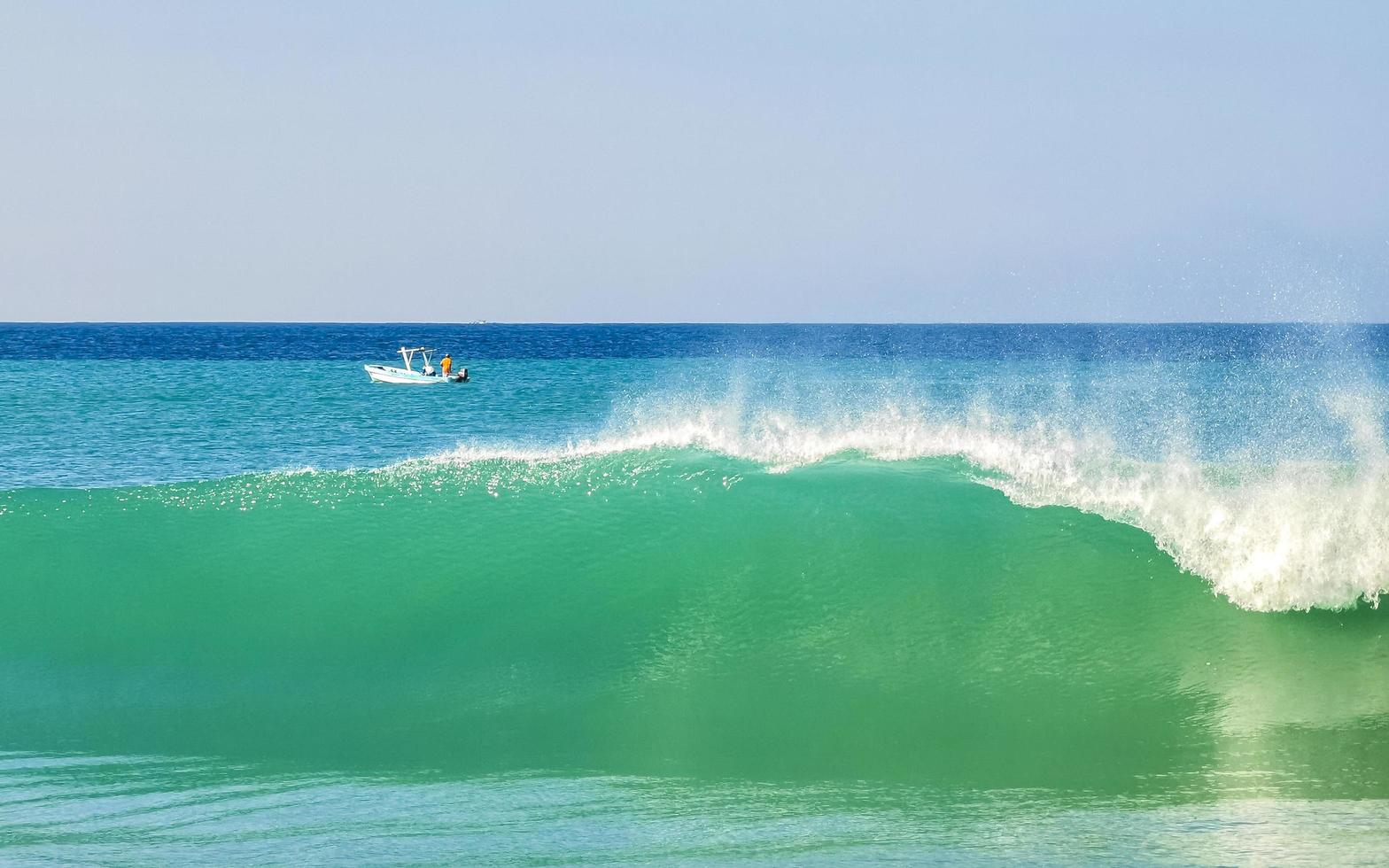 enormes olas de surfistas en la playa puerto escondido méxico. foto