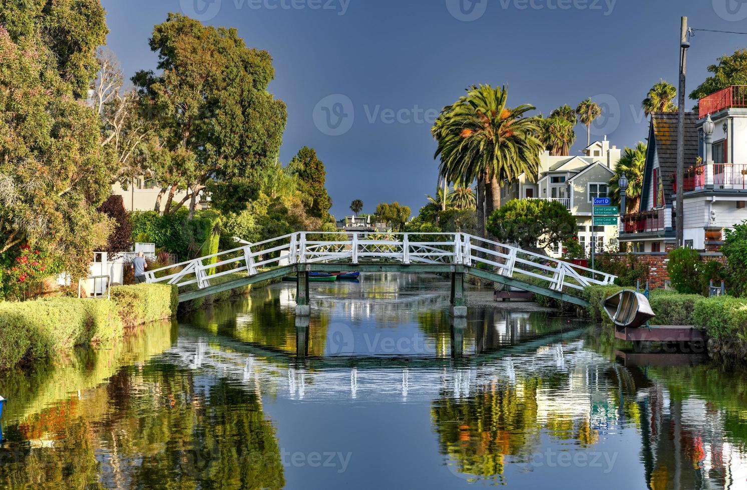 paisaje sereno y pacífico del distrito histórico del canal de venecia, los ángeles, california foto