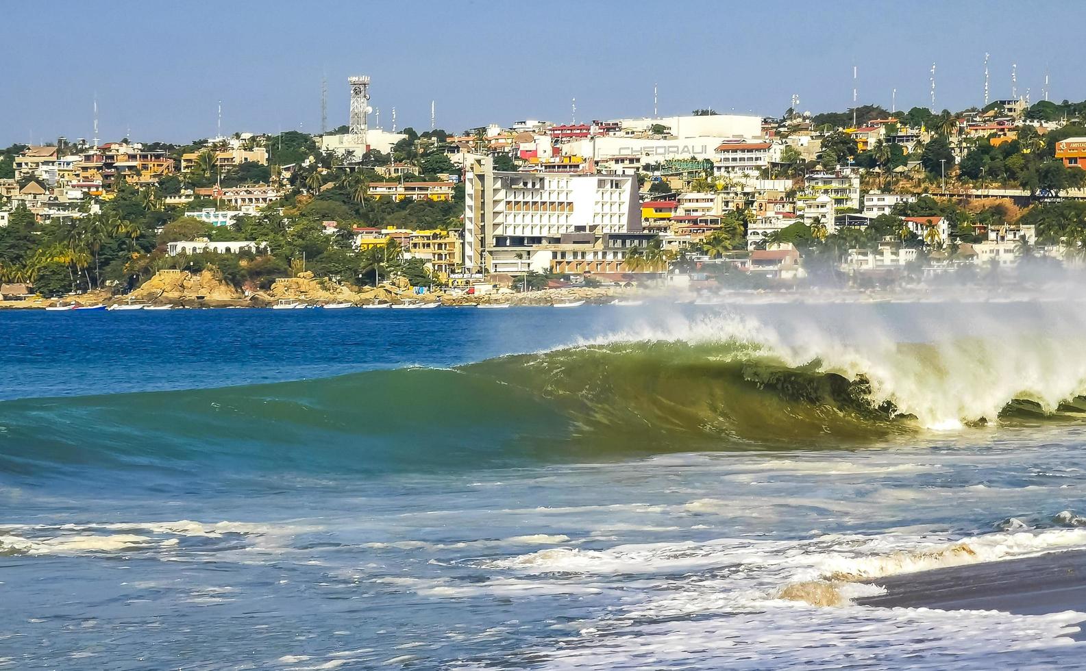 puerto escondido oaxaca mexico 2022 olas extremadamente grandes para surfistas en la playa puerto escondido mexico. foto