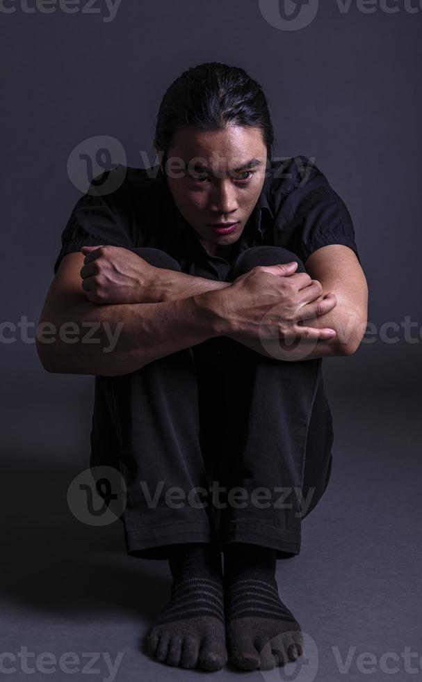 Guapo hombre asiático de moda posando en el estudio sobre fondo negro, concepto de estilo de vida de la gente moderna foto