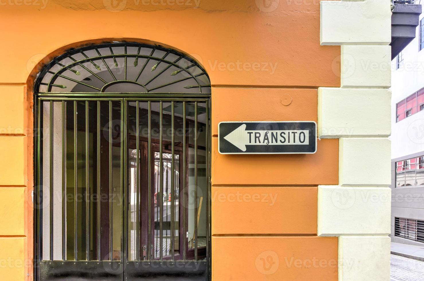 señal de tránsito en español a lo largo de la arquitectura clásica de estilo colonial del viejo san juan, puerto rico. foto