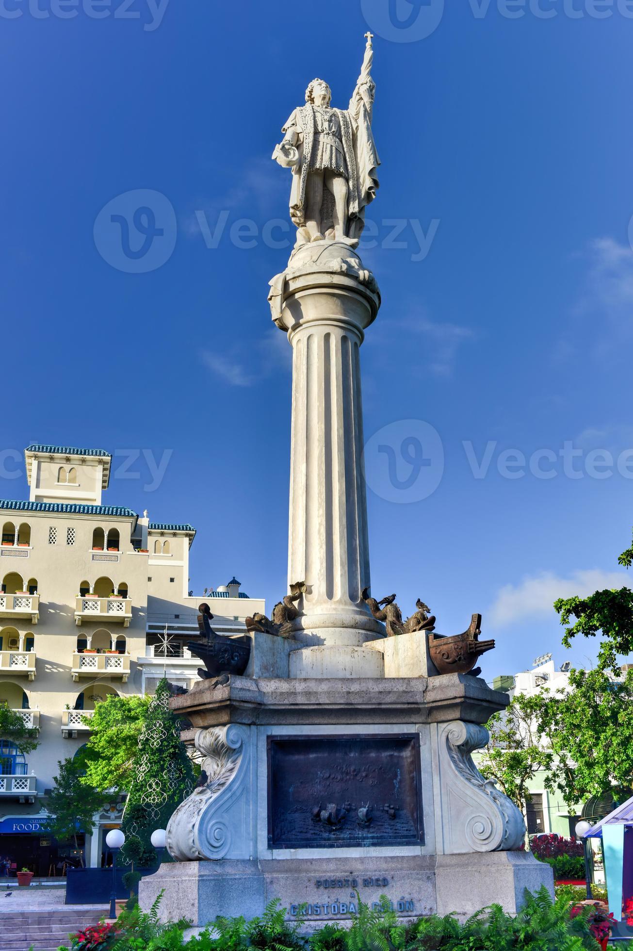 plaza colon en el viejo san juan, puerto rico con una estatua de cristóbal colón. 16677613 Foto