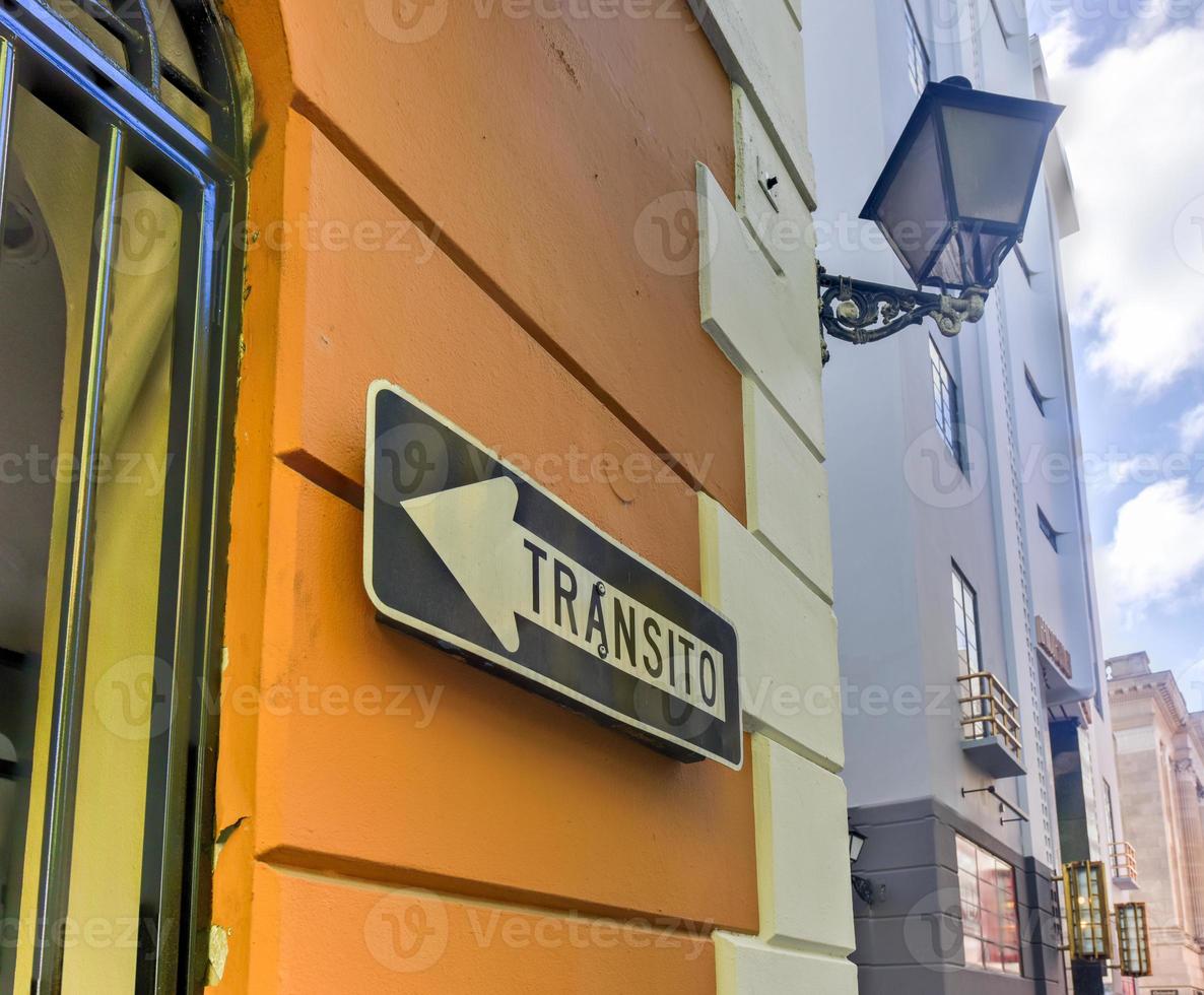 señal de tránsito en español a lo largo de la arquitectura clásica de estilo colonial del viejo san juan, puerto rico. foto