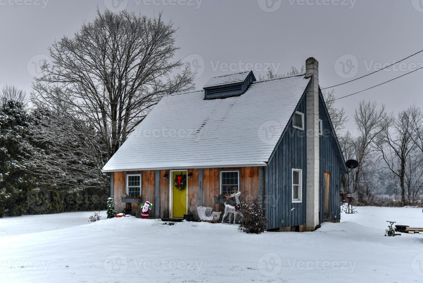 casa cubierta de nieve y decoraciones navideñas en brownsville, vermont durante el invierno. foto