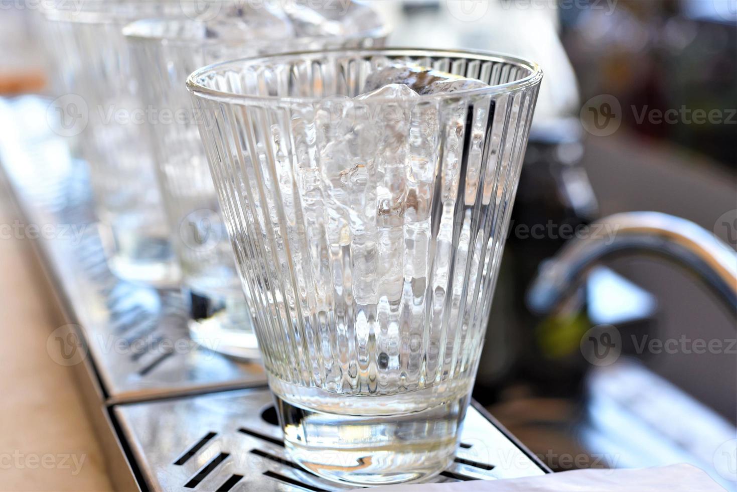 vasos con cubitos de hielo en la mesa de madera foto