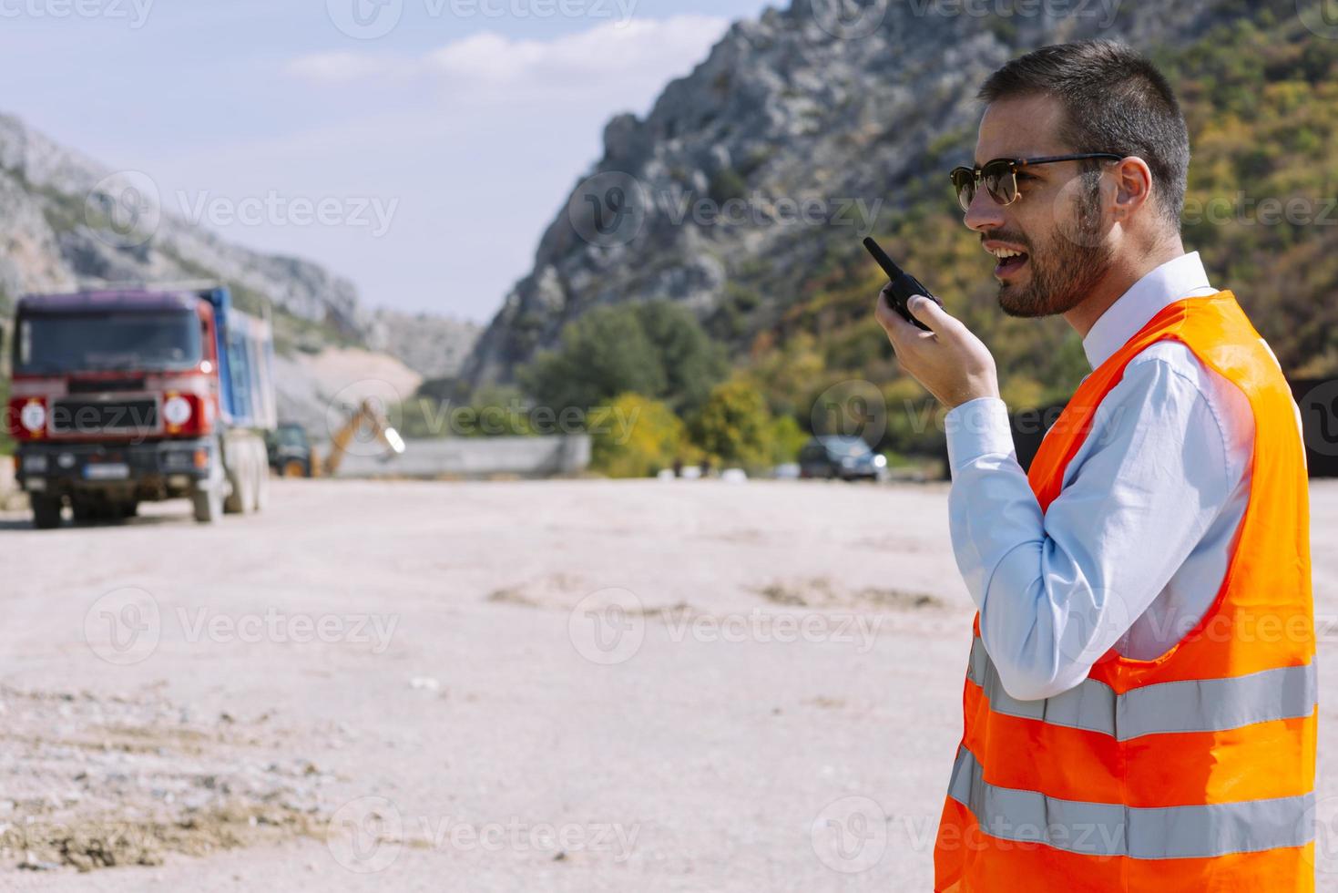 el ingeniero topógrafo está midiendo el nivel en el sitio de construcción. los topógrafos aseguran mediciones precisas antes de emprender grandes proyectos de construcción. foto